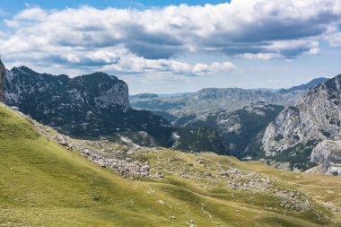 Durmitor Ulusal Parkı 'nda muhteşem bir yaz günü. Zabljak köyü, Karadağ, Balkanlar, Avrupa. Popüler seyahat merkezinin manzaralı görüntüsü. Toprağın güzelliğini keşfedin. Doğa yürüyüşü hedefi