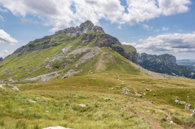 Durmitor Ulusal Parkı 'nda muhteşem bir yaz günü. Zabljak köyü, Karadağ, Balkanlar, Avrupa. Popüler seyahat merkezinin manzaralı görüntüsü. Toprağın güzelliğini keşfedin. Doğa yürüyüşü hedefi
