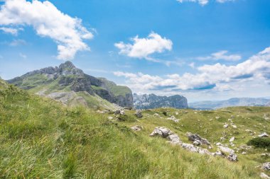 Durmitor Ulusal Parkı 'nda muhteşem bir yaz günü. Zabljak köyü, Karadağ, Balkanlar, Avrupa. Popüler seyahat merkezinin manzaralı görüntüsü. Toprağın güzelliğini keşfedin. Doğa yürüyüşü hedefi