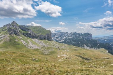 Durmitor Ulusal Parkı 'nda muhteşem bir yaz günü. Zabljak köyü, Karadağ, Balkanlar, Avrupa. Popüler seyahat merkezinin manzaralı görüntüsü. Toprağın güzelliğini keşfedin. Doğa yürüyüşü hedefi