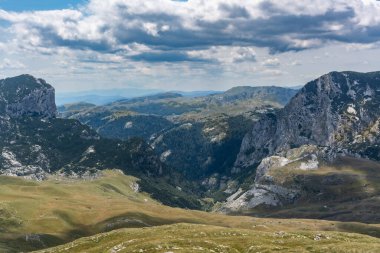 Durmitor Ulusal Parkı 'nda muhteşem bir yaz günü. Zabljak köyü, Karadağ, Balkanlar, Avrupa. Popüler seyahat merkezinin manzaralı görüntüsü. Toprağın güzelliğini keşfedin. Doğa yürüyüşü hedefi