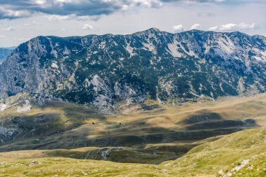 Durmitor Ulusal Parkı 'nda muhteşem bir yaz günü. Zabljak köyü, Karadağ, Balkanlar, Avrupa. Popüler seyahat merkezinin manzaralı görüntüsü. Toprağın güzelliğini keşfedin. Doğa yürüyüşü hedefi