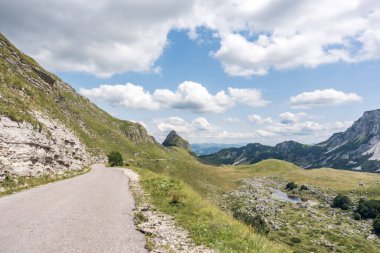 Durmitor Ulusal Parkı 'nda muhteşem bir yaz günü. Zabljak köyü, Karadağ, Balkanlar, Avrupa. Popüler seyahat merkezinin manzaralı görüntüsü. Toprağın güzelliğini keşfedin. Doğa yürüyüşü hedefi