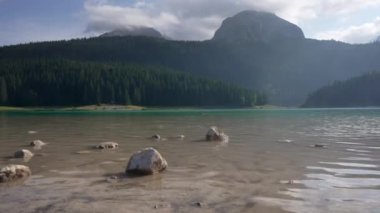 Karadağ 'ın Zabljak kentindeki Ulusal Park Durmitor kentinde turkuaz su ve ağaçlarla güzel Kara Göl (Crno jezero) manzarası. Manzaralı doğa manzarası