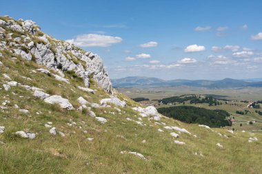 Durmitor Ulusal Parkı 'nda muhteşem bir yaz günü. Zabljak köyü, Karadağ, Balkanlar, Avrupa. Popüler seyahat merkezinin manzaralı görüntüsü. Toprağın güzelliğini keşfedin. Doğa yürüyüşü hedefi