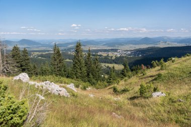 Durmitor Ulusal Parkı 'nda muhteşem bir yaz günü. Zabljak köyü, Karadağ, Balkanlar, Avrupa. Popüler seyahat merkezinin manzaralı görüntüsü. Toprağın güzelliğini keşfedin. Doğa yürüyüşü hedefi