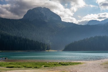 Durmitor Ulusal Parkı 'nda muhteşem bir yaz günü. Zabljak köyü, Karadağ, Balkanlar, Avrupa. Popüler seyahat merkezinin manzaralı görüntüsü. Toprağın güzelliğini keşfedin. Doğa yürüyüşü hedefi