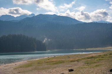 Durmitor Ulusal Parkı 'nda muhteşem bir yaz günü. Zabljak köyü, Karadağ, Balkanlar, Avrupa. Popüler seyahat merkezinin manzaralı görüntüsü. Toprağın güzelliğini keşfedin. Doğa yürüyüşü hedefi