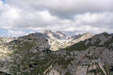 Durmitor Ulusal Parkı 'nda muhteşem bir yaz günü. Zabljak köyü, Karadağ, Balkanlar, Avrupa. Popüler seyahat merkezinin manzaralı görüntüsü. Toprağın güzelliğini keşfedin. Doğa yürüyüşü hedefi