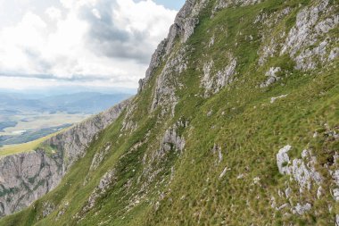 Durmitor Ulusal Parkı 'nda muhteşem bir yaz günü. Zabljak köyü, Karadağ, Balkanlar, Avrupa. Popüler seyahat merkezinin manzaralı görüntüsü. Toprağın güzelliğini keşfedin. Doğa yürüyüşü hedefi
