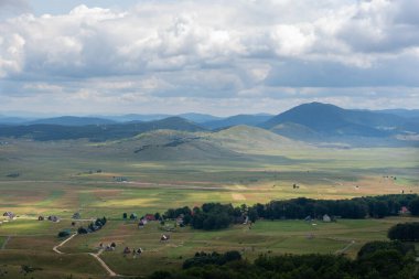 Durmitor Ulusal Parkı 'nda muhteşem bir yaz günü. Zabljak köyü, Karadağ, Balkanlar, Avrupa. Popüler seyahat merkezinin manzaralı görüntüsü. Toprağın güzelliğini keşfedin. Doğa yürüyüşü hedefi