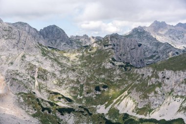 Durmitor Ulusal Parkı 'nda muhteşem bir yaz günü. Zabljak köyü, Karadağ, Balkanlar, Avrupa. Popüler seyahat merkezinin manzaralı görüntüsü. Toprağın güzelliğini keşfedin. Doğa yürüyüşü hedefi