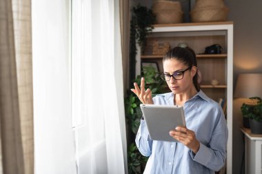 Pencereden bakan tabletli bir emlakçı. Evde çalışan genç bir iş kadını, cihaz kullanıyor. Başarılı profesyonel meslek grafik tasarımcısı kadın işe ara veriyor..