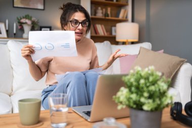 Sinirli bir açıklamayla, enerji ve doğayı koruma konusunda genç bağımsız uzman danışman medyayla video görüşmesi yapıyor, negatif istatistikler ve hava ve doğa kirliliğindeki artışı gösteriyor.