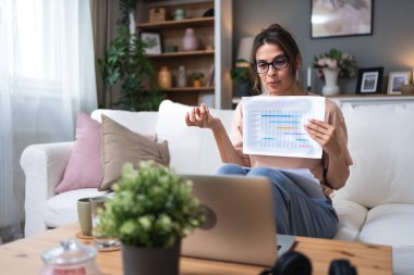 Sinirli bir açıklamayla, enerji ve doğayı koruma konusunda genç bağımsız uzman danışman medyayla video görüşmesi yapıyor, negatif istatistikler ve hava ve doğa kirliliğindeki artışı gösteriyor.