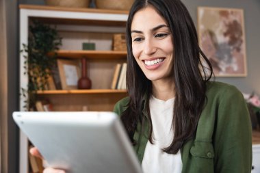 Pencereden bakan tabletli bir emlakçı. Evde çalışan genç bir iş kadını, cihaz kullanıyor. Başarılı profesyonel meslek grafik tasarımcısı kadın işe ara veriyor..