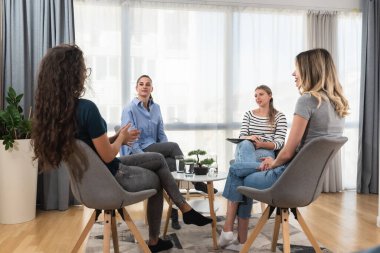 Bir grup kadın oturup konuşuyor, iş ve başarıyı tartışıyorlar. Serbest çalışanların takım çalışması, birlikte fikirler ve çözümler geliştiriyoruz..