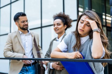 İş dünyası çalışanları iş kadını ve işkadını ofis binası dışındaki iş adamları resmi olarak deneyimli profesyonel ofis çalışanları fikirleri analiz etme fırsatlarını tartışıyor.