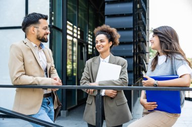 İş dünyası çalışanları iş kadını ve işkadını ofis binası dışındaki iş adamları resmi olarak deneyimli profesyonel ofis çalışanları fikirleri analiz etme fırsatlarını tartışıyor.