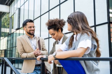 İş dünyası çalışanları iş kadını ve işkadını ofis binası dışındaki iş adamları resmi olarak deneyimli profesyonel ofis çalışanları fikirleri analiz etme fırsatlarını tartışıyor.