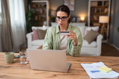 Engellenen kredi kartı yapımı ile ilgili sorun yaşıyorsanız karışık genç kadın reddetti evde, dizüstü bilgisayar kullanarak güvenli online ödeme geçersiz süresi dolmuş hesabı işlem başarısız oldu, para çekmek imkansız, borç