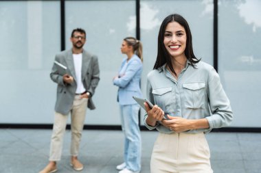 Modern ofis binasının önünde kameraya bakarak duran mutlu, kendine güvenen kadın iş kadınının portresi. Profesyonel işletme başarılı yürütme kavramı.