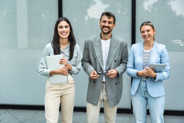 Bir grup başarılı profesyonel iş adamı ofis binasının önünde durmuş fırsatları tartışıyor ve çalışanların kurumsal personel toplantısına hazırlanıyor. Mesleki ve çalışan kavramı