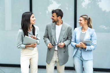 Bir grup başarılı profesyonel iş adamı ofis binasının önünde durmuş fırsatları tartışıyor ve çalışanların kurumsal personel toplantısına hazırlanıyor. Mesleki ve çalışan kavramı