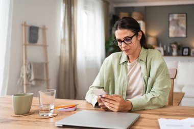 Ciddi düşünceli bir çalışan, bilgisayarını evde bilgisayarla oturmuş, iş problemleri, proje, kariyer vizyonu, şüpheler, kararsızlıklar, hayaller ve merakla bekliyor.