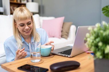 Ekonomi ve finans bölümünden genç üniversite öğrencisi kadın öğrenci kredisini ödemek, kira için para biriktirmek, seyahat tatili için online eğitim işinde çalışıyor. Ek iş olarak yarı zamanlı iş kavramı