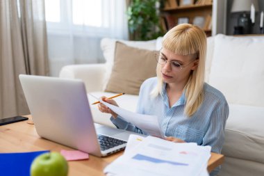 Ek iş para, ikinci iş konsepti. Öğrenci kredisini ödemek, kira için para biriktirmek, seyahat tatili için internet üzerinden serbest çalışan genç bir üniversite öğrencisi. Finans ve ekonomi çalışmaları.