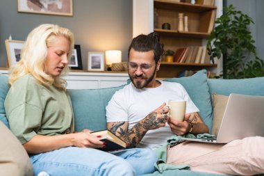 Boş zamanların mutlu çifti, evde vakit geçirmekten zevk alıyor. Erkek ve kadın erkek ve kız arkadaş ya da kanepede oturup internette sörf yapmak. Hafta sonu aktiviteleri