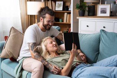 Boş zamanların mutlu çifti, evde vakit geçirmekten zevk alıyor. Erkek ve kadın erkek ve kız arkadaş ya da kanepede oturup internette sörf yapmak. Hafta sonu aktiviteleri