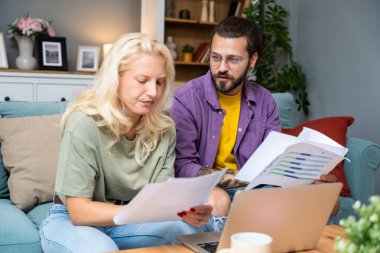 Merkez ofiste birlikte çalışan başarılı genç iş adamları. Çift çalışması konsept video sunumu dizüstü bilgisayarda ve web kamerasında. Küçük şirket sahipleri pazarlama fikirleri satıyor.