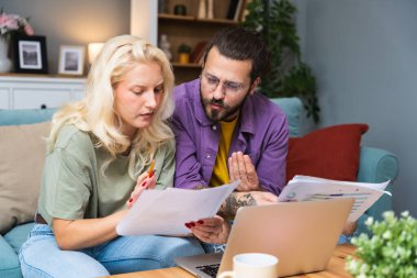 Merkez ofiste birlikte çalışan başarılı genç iş adamları. Çift çalışması konsept video sunumu dizüstü bilgisayarda ve web kamerasında. Küçük şirket sahipleri pazarlama fikirleri satıyor.