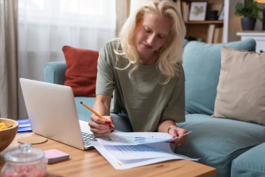 Ekonomi ve finans bölümünden genç üniversite öğrencisi kadın öğrenci kredisini ödemek, kira için para biriktirmek, seyahat tatili için online eğitim işinde çalışıyor. Ek iş olarak yarı zamanlı iş kavramı