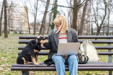 Genç bayan evcil hayvan sahibi, evlatlık kurtarılan köpeğiyle dışarıda gezip arkadaşlıklarının tadını çıkarıyor. Havalı tavırlı hippi kadın. Terk edilmiş hayvanlarla gençlik kültürü.