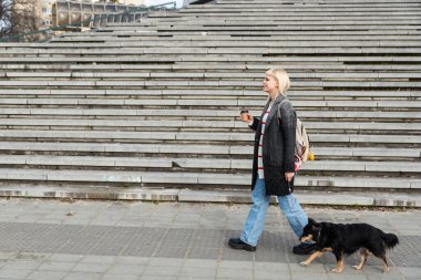 Genç bayan evcil hayvan sahibi, evlatlık kurtarılan köpeğiyle dışarıda gezip arkadaşlıklarının tadını çıkarıyor. Havalı tavırlı hippi kadın. Terk edilmiş hayvanlarla gençlik kültürü.