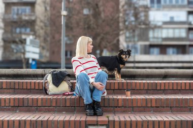 Genç bayan evcil hayvan sahibi, evlatlık kurtarılan köpeğiyle dışarıda gezip arkadaşlıklarının tadını çıkarıyor. Havalı tavırlı hippi kadın. Terk edilmiş hayvanlarla gençlik kültürü.
