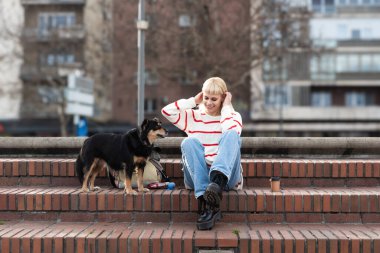 Genç bayan evcil hayvan sahibi, evlatlık kurtarılan köpeğiyle dışarıda gezip arkadaşlıklarının tadını çıkarıyor. Havalı tavırlı hippi kadın. Terk edilmiş hayvanlarla gençlik kültürü.