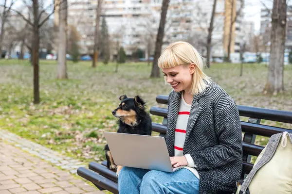 Genç bayan evcil hayvan sahibi, evlatlık kurtarılan köpeğiyle dışarıda gezip arkadaşlıklarının tadını çıkarıyor. Havalı tavırlı hippi kadın. Terk edilmiş hayvanlarla gençlik kültürü.