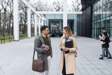 Bir grup genç iş adamı borsa ve değişim uzmanları, modern bilim, finans ve ekonomi liderleri ofis binasının önünde duruyorlar. Personel üyeleri iş adamı ve iş kadınıyla tanışıyor