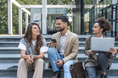 Bir grup genç iş adamı borsa ve değişim uzmanları, modern bilim, finans ve ekonomi liderleri ofis binasının önünde duruyorlar. Personel üyeleri iş adamı ve iş kadınıyla tanışıyor