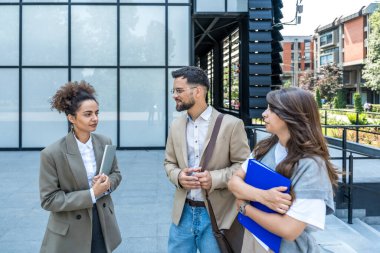 Bir grup genç iş adamı borsa ve değişim uzmanları, modern bilim, finans ve ekonomi liderleri ofis binasının önünde duruyorlar. Personel üyeleri iş adamı ve iş kadınıyla tanışıyor