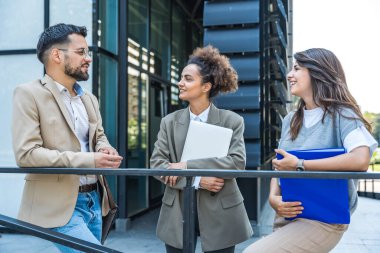 Bir grup genç iş adamı borsa ve değişim uzmanları, modern bilim, finans ve ekonomi liderleri ofis binasının önünde duruyorlar. Personel üyeleri iş adamı ve iş kadınıyla tanışıyor