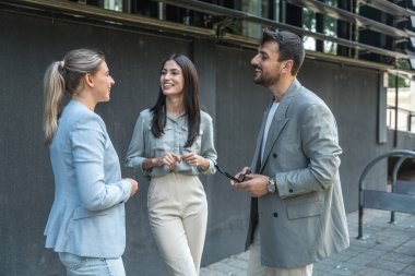 Bir grup genç iş adamı borsa ve değişim uzmanları, modern bilim, finans ve ekonomi liderleri ofis binasının önünde duruyorlar. Personel üyeleri iş adamı ve iş kadınıyla tanışıyor
