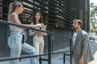 Bir grup genç iş adamı borsa ve değişim uzmanları, modern bilim, finans ve ekonomi liderleri ofis binasının önünde duruyorlar. Personel üyeleri iş adamı ve iş kadınıyla tanışıyor