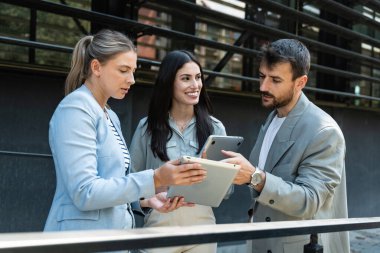 Bir grup genç iş adamı borsa ve değişim uzmanları, modern bilim, finans ve ekonomi liderleri ofis binasının önünde duruyorlar. Personel üyeleri iş adamı ve iş kadınıyla tanışıyor