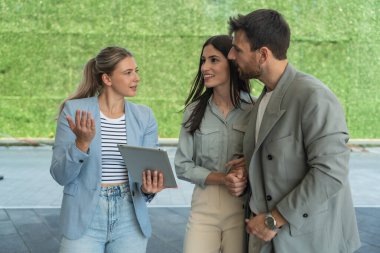 Bir grup genç iş adamı borsa ve değişim uzmanları, modern bilim, finans ve ekonomi liderleri ofis binasının önünde duruyorlar. Personel üyeleri iş adamı ve iş kadınıyla tanışıyor