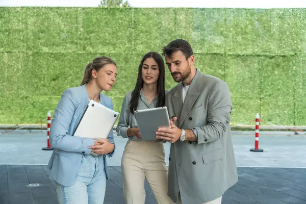 Bir grup genç iş adamı borsa ve değişim uzmanları, modern bilim, finans ve ekonomi liderleri ofis binasının önünde duruyorlar. Personel üyeleri iş adamı ve iş kadınıyla tanışıyor